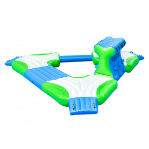 Triangulär ö med klättervägg og balansbom